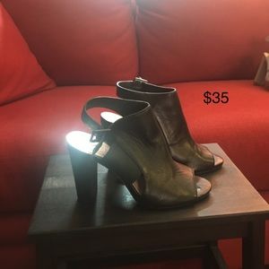 Leather sandals by Sam Edelman